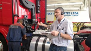 Luciano, gerente da Codema de Guarulhos, explica o processo global de serviços