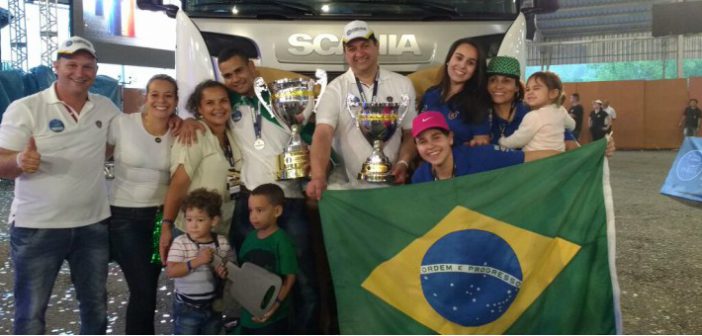 Os três brasileiros que participaram da final, Eduardo Locatelli, Luís Carlos, e Ruy, e seus familiares 