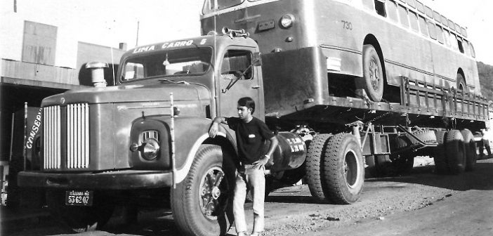 O caminhoneiro Dalmo Lima de Freitas ao lado de seu Scania L-76 na década de 60; na carreta, um trolleybus destinado ao extinto Departamento de Bondes e Ônibus, de Belo Horizonte