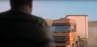 Mercedes-Benz faz vídeo em homenagem aos caminhoneiros
