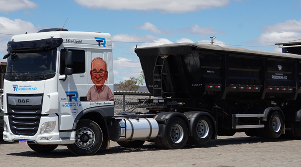 Rodrimar celebra 55 anos com homenagem a fundador em caminhão DAF